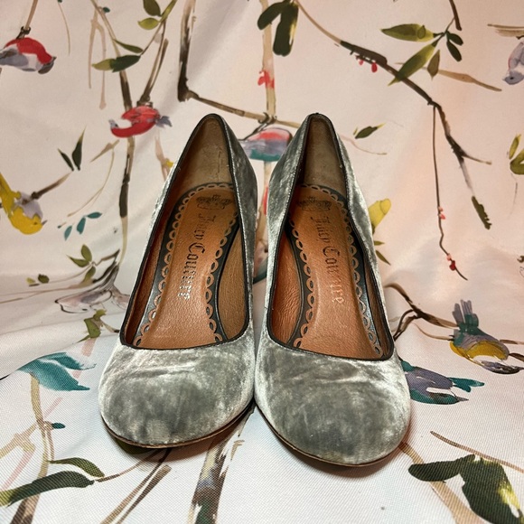 Grey velvet, round toe, wooden heel pump by Juicy Couture w box (nearly vintage) - Picture 3 of 15